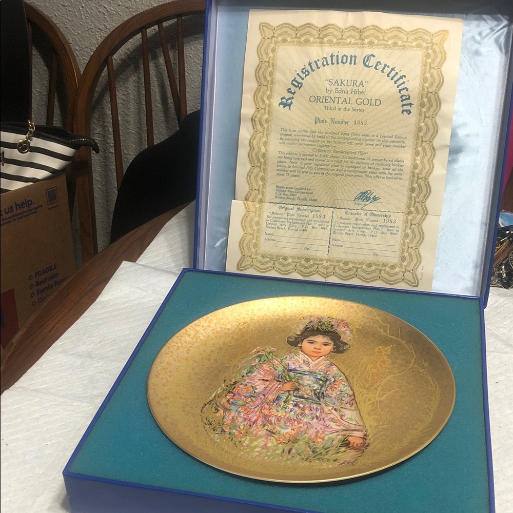 Sakura Gold Decorative Plate with Multicolor Geisha Illustration
